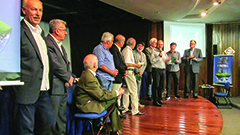 OS HOMENAGEADOS receberam o trofu Laos da Amizade do presidente da ONG Ponto Terra, Ronaldo Vasconcellos (ltimo  direita)
