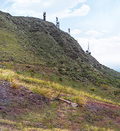 O QUE se preservou na paisagem do Pico de BH, na divisa ainda no tombada pelo municpio de Nova Lima: minerao abandonada, torres e antenas. Foto: Sanakan Firmino