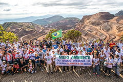 Os caminhantes entre o Pico de BH e a Minerao Empabra: o clamor ecolgico contra a minerao insustentvel. Foto: Fernanda Mann