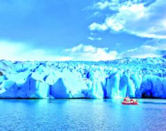 BELEZA AZULADA: camadas
coloridas surgem em icebergs quando falhas no gelo so preenchidas por gua