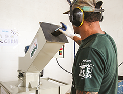 O maquinrio j em operao na usina da Cooperativa Tiradentes Recicla: gratido ecolgica.